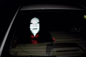 开车上路前车后窗贴“鬼脸” 后车司机吓得冒冷汗视频封面