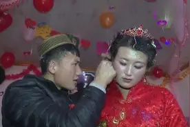 宁夏回族农村一对新人结婚，新郎亲自为新娘带耳环，感动落泪视频封面