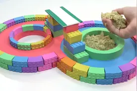 797玩具工厂太空沙制作彩色大圆形游乐场视频封面