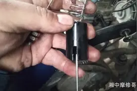 摩托车最简单的换油门线，学会了不求人自己动手