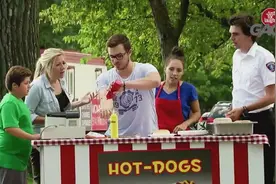 国外爆笑街头恶搞：熊孩子用番茄酱假装伤口，蒙骗全部大人视频封面