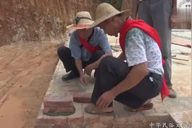 广东高州市农村行墙仪式，要在地基四周放上硬币，你们有见过吗视频封面