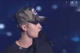 《Love Yourself》Justin Bieber演唱的现场版，非常好听建议收藏