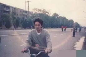 周星驰年轻时候骑自行车速度快过的士视频封面