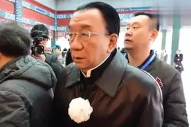 相声表演家常贵田追悼会八宝山举行，常远侯耀华现身，表情肃穆！