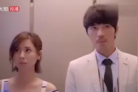 美女上班太着急，一低头发现自己没穿裙子，真是尴尬呀！视频封面