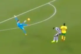 卧底！门将离奇原地空翻解围，目送球入网