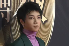 华晨宇亮相2018微博之夜红毯视频封面