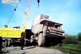 大货车装载巨石，恐怖的一幕发生了！图片