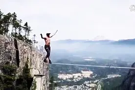 实拍：老外悬崖走钢丝 无任何安全措施 掉下去就一命呜呼图片