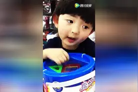 父女过招 三岁萌娃不禁冰激凌诱惑，为了冰激凌就放弃了理想！图片