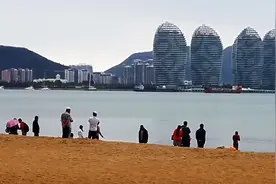 三亚湾的禁止下海游泳提示牌，对他们来说是个摆设视频封面