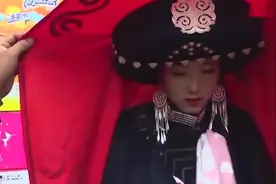 四川农村彝族漂亮姑娘出嫁，深情拥抱亲人，上车时泪哗哗直流视频封面