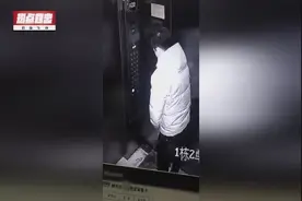 柳州一男子在电梯里撒尿 全程被拍下