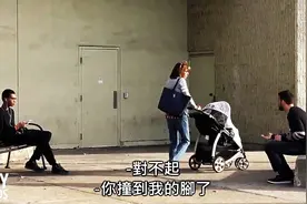 假装伤害婴儿恶搞路人，这恶作剧太没节操了，没被打死真是奇迹！图片
