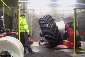 实拍大型轮胎安装过程