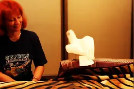 当鹦鹉听到天鹅舞曲，它接下来它的动作，简直令人觉得不可思议！图片