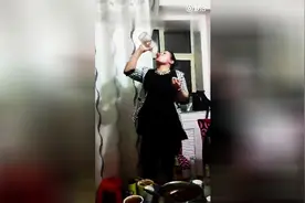 这位姐姐一口气干掉两升白酒，太猛了，说喝完给车的这哥们懵逼了图片