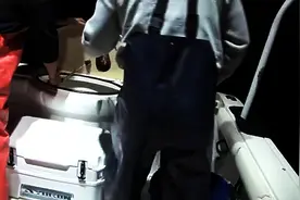 白天在水里下了一些捕虾笼，晚上去收，收货不错乐开了花图片