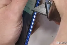 国外某评测机构破坏性的测试小米9的屏幕玻璃、摄像头镜片硬度。视频封面