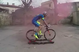 职业自行车选手训练骑车，速度达到140码视频封面