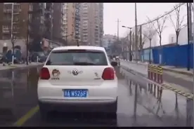 行驶路口监控拍到前面大货车刹不住，视频司机都吓坏了视频封面