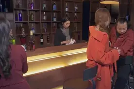 去酒吧遇到有人故意找茬怎么办？美女的一句话让男子怀疑人生！