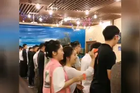 男人身高直接和收入和受欢迎程度成正比，跟长相无关