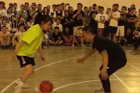 千人齐喊……呃，女生单挑男生，是你们想象中的样子吗？@亿元亿元 你这个女娃娃坏的很@抖音小助手视频封面