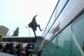 小男孩发现厕所两个男的在一起，叫来警察却发现功夫了得视频封面