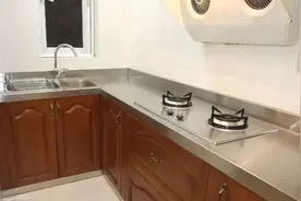 不锈钢橱柜台面比石英石耐用，消费者为什么选择的比较少图片