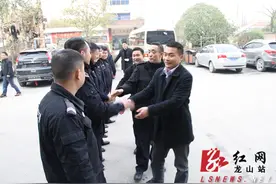 龙山县领导看望春节值守人员图片