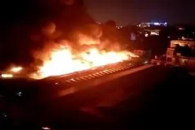 昆明官渡古镇螺峰村二手旧货市场起火 火情已基本控制图片