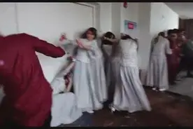 真实婚礼 伴郎把伴娘欺负的无处可逃 伴娘抱头乱成一团视频封面