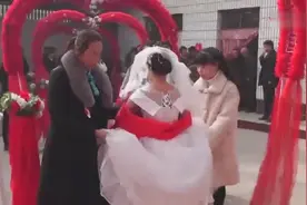 河北农村婚礼，新娘下婚车要倒着进家门，这种习俗很少见