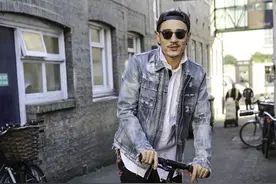 潮爆街头！李光洁黑超反戴帽 英国街头酷玩滑板车图片