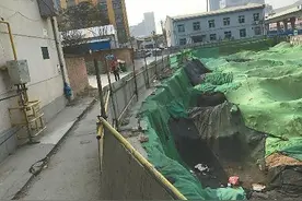 济南一小区现神秘大坑 距居民楼仅两米图片