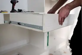 安装抽屉滑轨，尺寸控制很重要，细节也是安装关键！