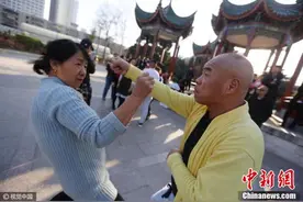 郑州大爷大妈“尬舞”走红 众多市民慕名围观图片