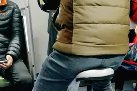 男子把电动滑板车带入地铁车厢，上海地铁：不允许此行为图片