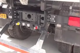 真漂亮，DAF的前四后八翻斗车，没看明白，这车如何挂挡？