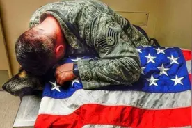 永不忘记它：美军人与狗狗作战6年 守护其离世图片