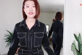 分享冬季大衣穿搭经验-_焦糖色长大衣搭配连体裤-_律动感十足