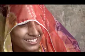 美丽妈妈用母乳喂养小动物 却让自己孩子喝瓶装奶