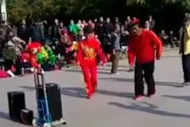 淮南龙湖公园大爷大妈跳的《小鸡小鸡》，萌翻了！