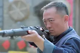 好兄弟被土匪围殴，弟兄们拿上家伙，准备动手了！视频封面