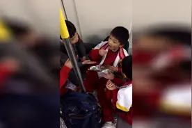 深圳小学生坐在地铁上分零食吃，你一个，我一个视频封面
