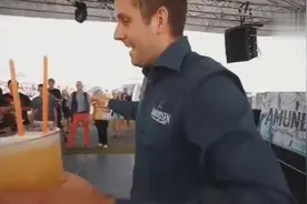 跳啊国外花式调酒师月入百万，妹子直呼这职业太帅