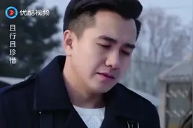 老公路上开车，不料却看到妻子和男人路边拥抱，气急竟开车撞上去视频封面