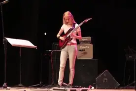 美女电吉他演绎摇滚版《卡农》帅得不可方物视频封面